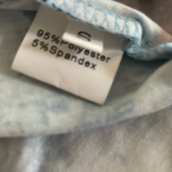 For Sale~EUC Woman’s Paisley Colored Ruffled Short Sleeve V~Neck T~Shirt - Picture 6 of 7